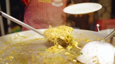 Angle Slow Motion Chef Büyük Pan 'dan Sokak Gıda Konseptine Pad Thai servis ediyor.