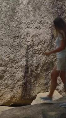 Dikey video. Geniş Yeşil Vadi ve Mavi Deniz Altında Üst Kaya Koh Samui 'de, Düşük Açı, Keşif ve Yürüyüş Konsepti