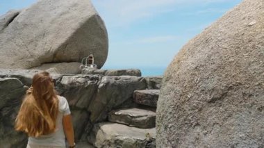 Üst üste Stone Koh Samui 'de Deniz Görüş Alanı ile çevrili Büyük Kaya Merdivenleri, göz seviyesi, doğa macerası keşfi konsepti