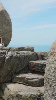 Dikey video. Üst üste Stone Koh Samui 'de Deniz Görüş Alanı ile çevrili Büyük Kaya Merdivenleri, göz seviyesi, doğa macerası keşfi konsepti