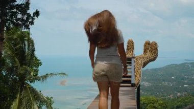 Genç Kadın Yukarı Yürüyor Dev El Şeklinde Bakış Açısı Ocean from High Angle, Geniş Açı Sıralı Taş Samui, Macera Yolculuğu Konsepti