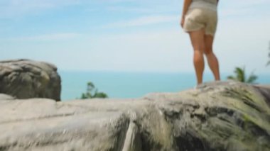 Zorlu Taş Basamakları 'na tırmanan Üst Düzlükte Duran Bir Kadın Ocean View from Low Angle at Sublap Stone Samui, Macera Yolculuğu Konsepti
