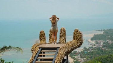 Devasa El Biçimli Yapı 'dan Üstüste Taştan Samui' de Yüksek Açı 'dan Okyanus Görüş Alanı' na Yürüyen Genç Kadın Macera Yolculuğu Konsepti