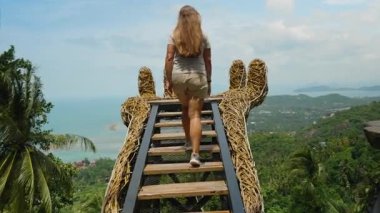 Ocean ve Hills manzaralı dev el yapısının Tahta Merdivenlerden Yukarı Yürüyen Bir Kadın Takibi Üst üste binen taştan Samui, Macera Yolculuğu Konsepti
