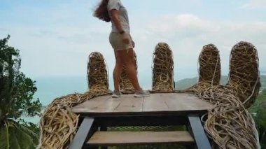 Samui 'de Yükseltilmiş Açı' dan Uzak Manzaralı Okyanusa ve Tepelere Bakış Amaçlı Genç Bir Kadına Yaklaştığında Keşif Yolculuğu Konsepti