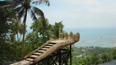 Arka planda okyanus manzaralı Palmiye Ağaçları arasında Yükselen Dev El Biçimli Yapı Üst üste Taş Samui 'de Geniş Açı Görüş, Manzaralı Tarihi Konsept
