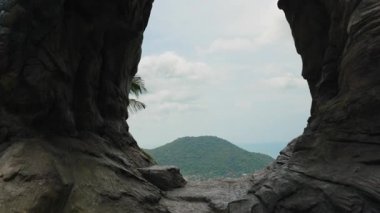 Karanlık Kaya oluşumundan Ocean ve Green Hills 'e doğru açılan ve Samui' deki Yüksekten Açı Köyü ile Doğa Keşfi