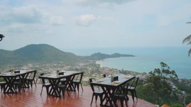 Sabit Masaları ve Okyanus Görünümlü Zarif Açık Oturma Alanı Çevrelenmiş Yeşil Tepeler Üst üste Taş Samui Yüksek Açı, Sahne Boş Konsepti