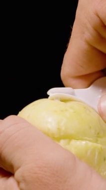 Dikey video. Koyu Arkaplan, Taze Tropikal Meyve Konseptine Karşı Sarı Tutku Meyvesini Kesip Açmak İçin Özel Beyaz Kaşık Kullanın