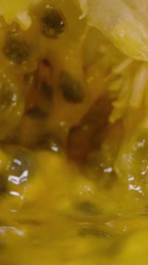 Dikey video. Parlak Işık, Egzotik Meyve Konsepti ile Açığa Çıkan Tohum ve Pulla Doli Kaydırma Görünümünü Kapat