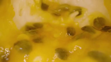 Boş Tutku Meyve Kabukları Dolly Kaydırma Görünümü Kalan Sarı Posta ve Tohumlar Dağılmış, Tropikal Hasat Konsepti