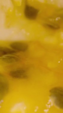 Dikey video. Boş Tutku Meyve Kabukları Dolly Kaydırma Görünümü Kalan Sarı Posta ve Tohumlar Dağılmış, Tropikal Hasat Konsepti