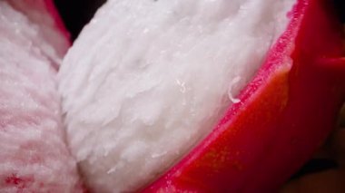 Kızıl Ejder Meyvesinin Kapanışı Parmakların Açılışı Nemli Beyaz İç Çekirdekler Parlak Işıkta, Tropikal Tatlılık Konsepti