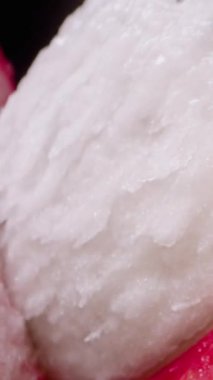 Dikey video. Kızıl Ejder Meyvesinin Kapanışı Parmakların Açılışı Nemli Beyaz İç Çekirdekler Parlak Işıkta, Tropikal Tatlılık Konsepti