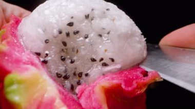 Siyah Tohumlu Beyaz Ejder Meyvesinin Kapanışı Parlak Işıkta Ellerle Açılıyor, Egzotik Tropikal Meyve Konsepti