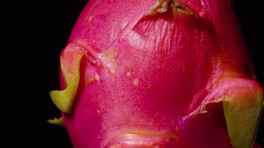 Pembe Ejderha Meyvesini Kapat Bir Döngü içinde Dönen Pürüzsüz Cilt ve Siyah Tohumlar Bir Tarafta, Sağlıklı Gıda Konseptine Karşı Siyah Tohumlu Beyaz Etleri Göstererek