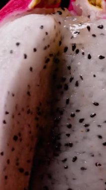 Dikey video. Eller, Beyaz Etli Ejder Meyvesi ve Siyah Tohumlar Yakından Görünür, Statik Çekim, Egzotik Tropikal Meyve Konsepti