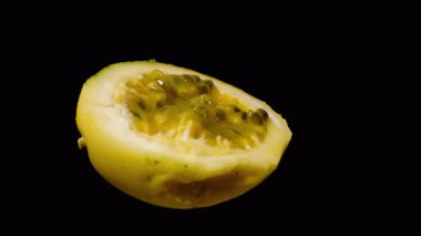 Yarı Kesim Sarı Tutku Çemberde Dönüyor Sulu Sarı Pulp ve Siyah Tohumları Koyu Arkaplan Karşısında Gösteriyor, Taze Egzotik Meyve Kavramı