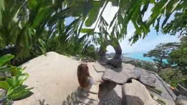 Koh Samui 'de Orman ve Okyanus Arkasında Taş Yayı Yapısına Bakan Kadın Geniş Açı Konsept Macerada Yakalandı