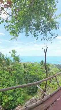Dikey video. Koh Samui 'de Yeşil Orman ve Okyanus Ufkunu Gören Demiryolu Ahşap Platformu Geniş Açı Görüş Alanında Yakalandı