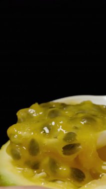 Dikey video. Sarı Tutku Beyaz Kaşık Tarafından Yavaş Yavaş Yavaş Akan Makro Sağlıklı Yemek Konsepti ile Kepçeleniyor