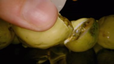 Tutku Meyvelerinin Genel Bakış Akışı Kaşık Yavaş Çekimde Akan Tohumlu Yapışkan Pulu Toplarken Taze İçindekileri Toplarken