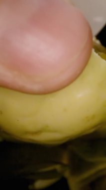 Dikey video. Tutku Meyvelerinin Genel Bakış Akışı Kaşık Yavaş Çekimde Akan Tohumlu Yapışkan Pulu Toplarken Taze İçindekileri Toplarken