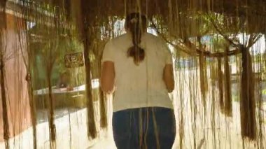 Parlak Güneş Işığında, Doğa Yürüyüşü Konseptinde, Tropikal Gölgede İlerlerken Köklerini Tutan Kadın