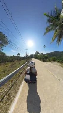 Dikey video. Çevrelenmiş Ağaçlar ve Elektrik Hatları, Arka Perspektif, Serbest Seyahat Konsepti