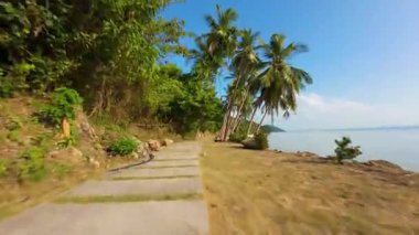 Hızlı FPV İnsansız Hava Aracı Bulanık Hareket ve Güçlü Perspektif, Sahil Macerası Konseptiyle Avuç İçi Çizgisi Üzerinde Uçuyor