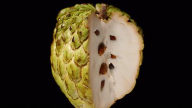 Şeker Elması Dikey Çapraz Bölümü Siyah Arkaplanda Tohum ve Kremalı Beyaz Et Dönüşümlü Yalıtılmış Meyve Sunumu Konsepti