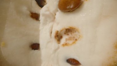 Tüm Görünümü Kapat ve Şekerli Elmaları Açığa Çıkan Tohumlarla Kes Parlak Siyah Yüzeye Yansıtılarak Dolly Kaydırma Çekimi, Egzotik Meyve Gösterisi Konsepti