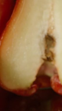 Dikey video. Dolly Kaydırma Tekniği, Egzotik Üretim Ekranı Konsepti Kullanılarak Yansıtıcı Yüzeyde Tek Kesikli Elma Çizgisi Ön Görünümü