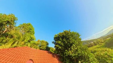 Tropikal Orman 'da Açık Mavi Gökyüzü Günbatımlı Orman Tepeleri ve Çatılar Üzerinde Erken Akşam Işığı