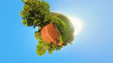 Tropikal Çatı Üzerinde Dönen Günbatımı Zaman Çizelgesi ve Renkli Gökyüzü Dönüşü Günbatımı Konseptiyle Bereketli Orman