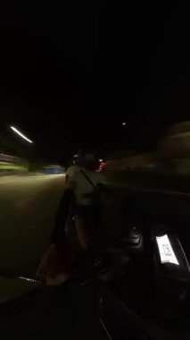 Dikey video. Şehir Ayarlama Gecesi Macera Zamanı Konseptinde Gece Sürücü Motorsikletinin 360 Derece Görünümü