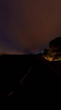 Dikey video. Yeşil Tarlalı Yoğun Tropikal Orman ve Yumuşak Gündoğumu Altında Uzak Tepeler Standart Ufuk Görünümü Gündoğumu Hızlanma Zaman kavramı ile Yakalandı