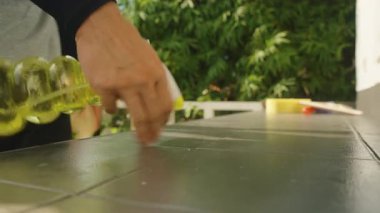 Açık Masa Masası Yüzeyini Parlak Güneş Işığıyla Temizleyen Yeşil Yapraklar