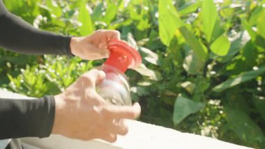 Man Holding Açılmış Süpürge Temizleyici Parçalar Beyaz korkuluk üzerinde Açık hava temizlerken yemyeşil yeşillik