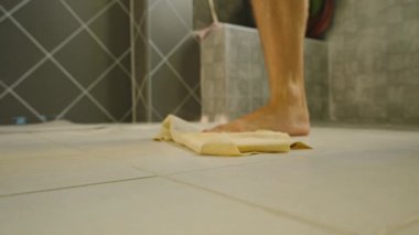 Banyo Ayağını Banyo 'da Kullanan Düşük Yalın Ayaklı Kişi Yerleri Islak Döşeme