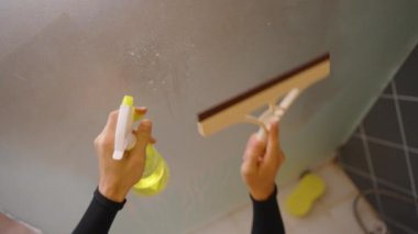 Spreyleme ve Temizleme Açısı Sarı Şişe ve Cam Pencere Paneli