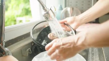 Ellerin Yakın Çekimi Ot Yıkama Odunu, Musluk Suyunun Altında Ahşap Tutamakla Kapalı Pencere