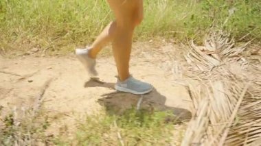 Palm Fronds 'da Koşan Kadın Kum Sahasında Orta Adımlı Hareket Çekimi