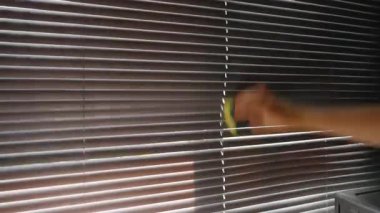 Koyu renk camları süngerle silen kadın, yan açı, ev temizleme konsepti.