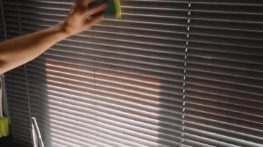 Yatay panjurları süngerle ovalayan kadın temizlik konseptinden önce ve sonra, temiz bölümü, kenar açısını kapat