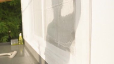 Sünger ve sabun ile Elle Temizleme Penceresi Ekranı Bulanık Arkaplan ile Yakın plan