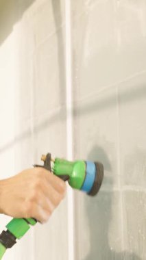 Dikey video. Hortum Tutma Spreyi Söndürme Suyu Ağ Penceresine Söndürme Yan Görünümdeki Sabunu Durulama İçin