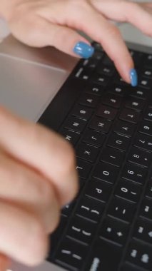 Dikey video. Sağ Eli Damarlarla Kapat Görünür Siyah Klavyede Mavi Çivilerle Yazılıyor