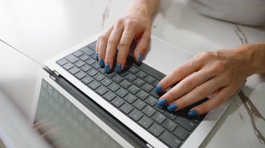 İçişleri Bakanlığı 'ndaki Parlak Masa' da Mavi Çivi Cilalı Kadın Daktilo