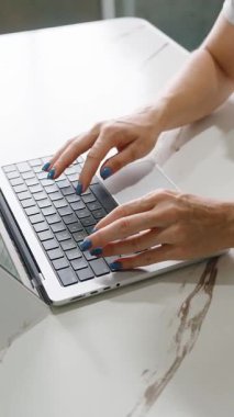 Dikey video. Dizüstü bilgisayarda Masa Yüzeyinde Yansıma ile Yazan Mavi Çivilerle Elleri Kapat